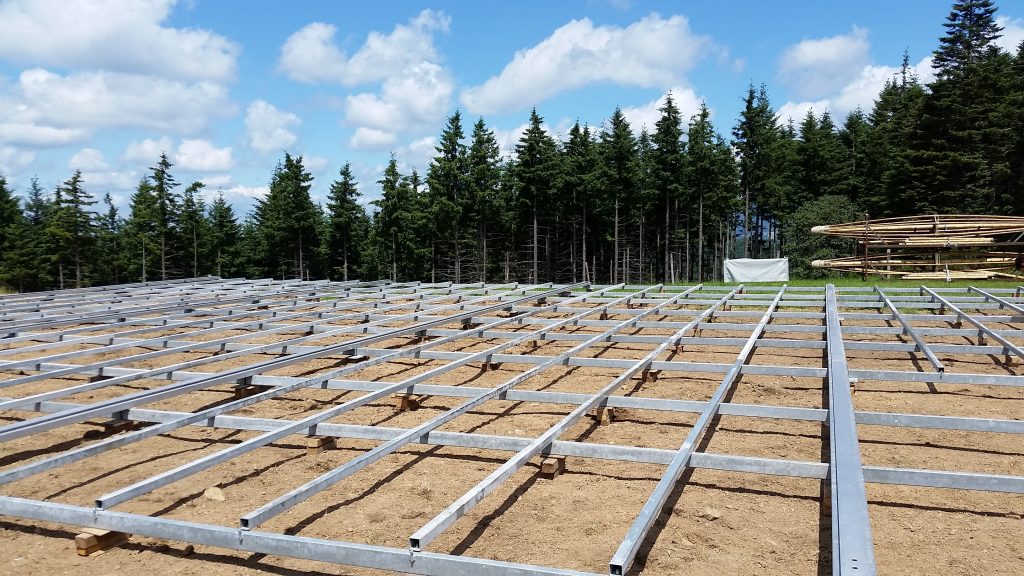 Le plancher est-il prévu sous la tente de réception à la location?